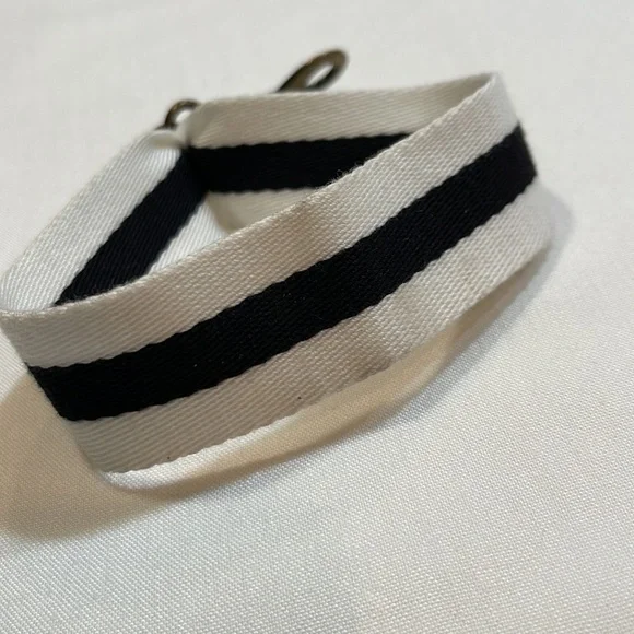 UNIVERSAL THREAD Green zippered wristlet - Picture 10 of 11